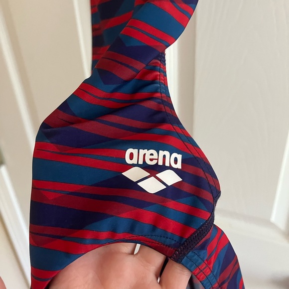 arena one piece size 28 - Picture 2 of 2